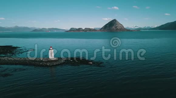 经过灯塔越过水面飞向另一个岛屿的飞行哥多伊岛上的灯塔霍格斯坦恩视频的预览图