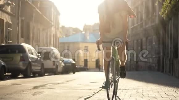 骑自行车回家视频的预览图