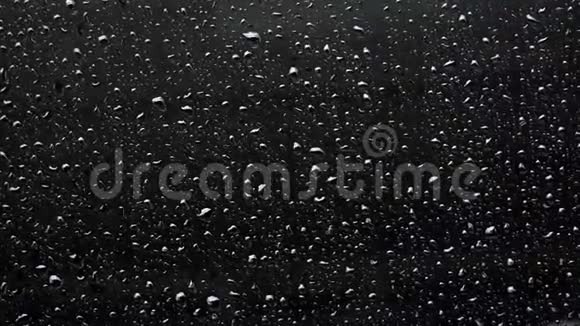 在雨天深色背景的窗户上有水印玻璃上有水滴视频的预览图