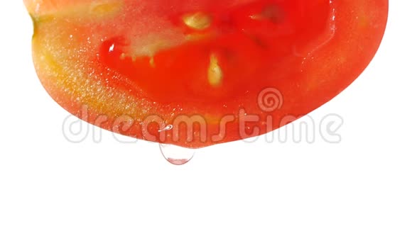 水或果汁从番茄切片白色背景缓慢运动番茄汁饮食和健康食品视频的预览图