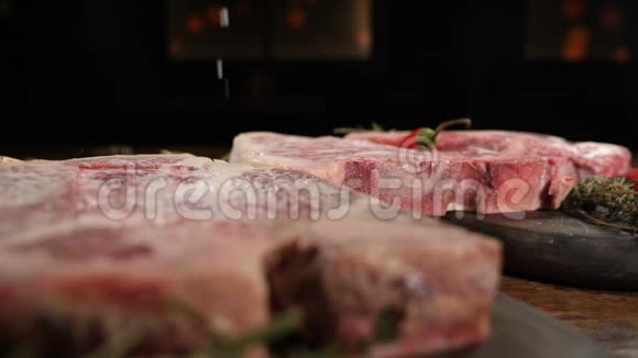 特写侧景生片鲜肉和落盐烹饪美味的菜肴由美味的牛肉制成视频的预览图