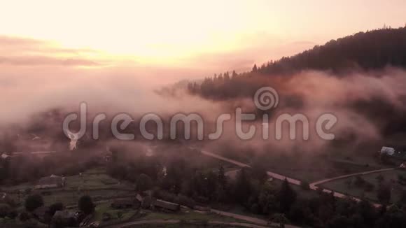 多山的乡村美丽的雾状日出景观视频的预览图