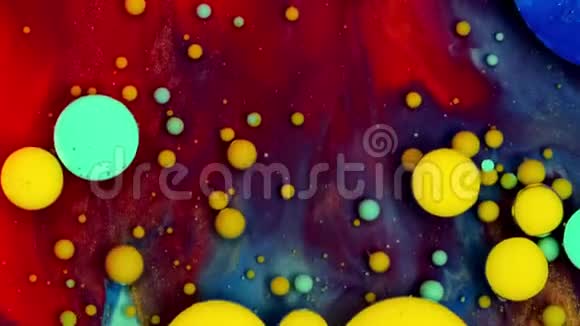 黄色油墨反应形成漂亮的油漆气泡结构多色背景液体涂料摘要视频的预览图