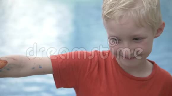 那个金发男孩手臂上有水彩妆这是他在酒店的一个动画师做的视频的预览图