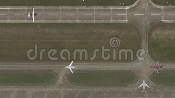飞机跑道的俯视图视频的预览图