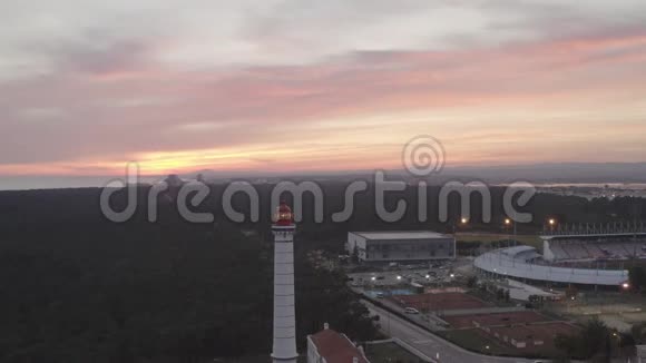 空中无人机视频维拉真实圣安东尼奥市灯塔法罗尔和体育场在葡萄牙日落视频的预览图