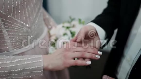 男人手在女人身上套上戒指视频的预览图