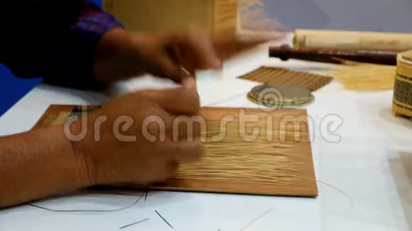 手工编织竹条制作编织的Khit或Khid图案视频的预览图