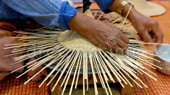 泰国工匠用手编织藤和竹编柳条帽视频的预览图