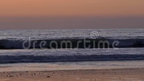 冲浪者在圣克莱门塔的橘红色日落与史诗般的光线和太阳耀斑木码头与木板行走视频的预览图