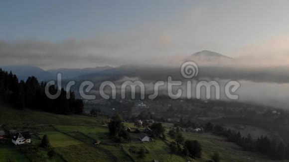 喀尔巴阡山风景在雾蒙蒙的早晨视频的预览图