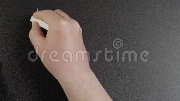 帮忙人用粉笔在黑板上写下帮助这个词概念粉笔画视频的预览图
