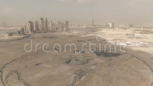 以迪拜摩天大楼为背景沙漠建筑工地的空中拍摄阿联酋视频的预览图