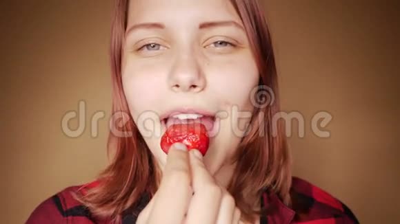 年轻女孩吃草莓视频的预览图