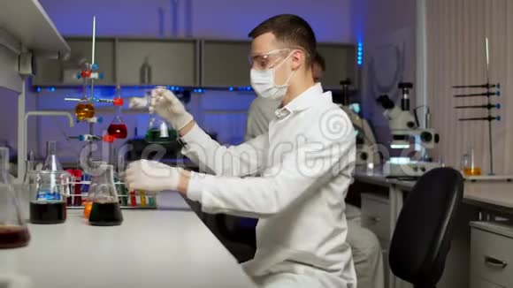 年轻的科学家混合有色液体视频的预览图