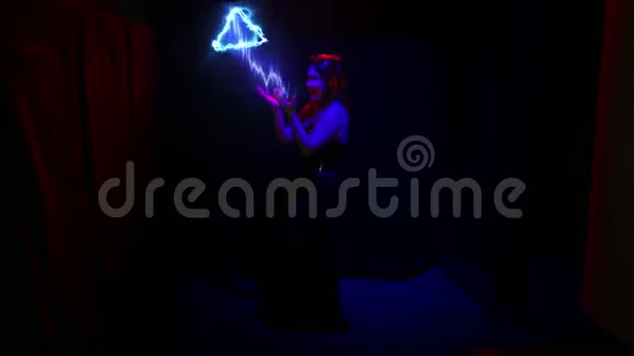 一个女魔鬼在一个通电的金字塔里嬉戏大笑视频的预览图