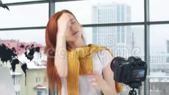 可爱的红发美女博主在演出前把头发剪直视频的预览图