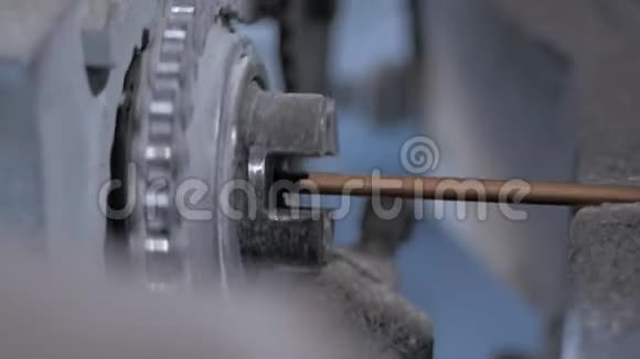 生产电缆的工厂一条搁浅的铜电缆的特写视频的预览图