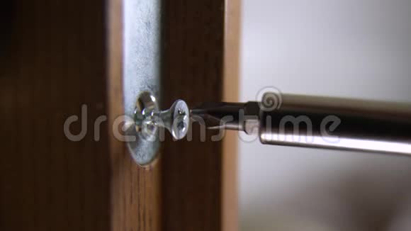 关闭木匠修理门锁安装门把手汉德曼拧紧门铰链修理工的手视频的预览图