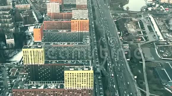 在莫斯科戈沃沃沃的现代公寓房和道路交通堵塞的空中景观俄罗斯视频的预览图