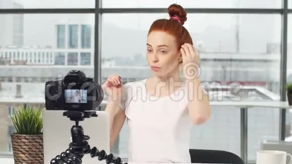 女孩美容博主通过数码相机进行面部和头发护理在线培训视频的预览图
