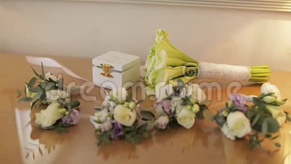 漂亮的结婚花束躺在桌子上靠近盒子里面有结婚戒指视频的预览图