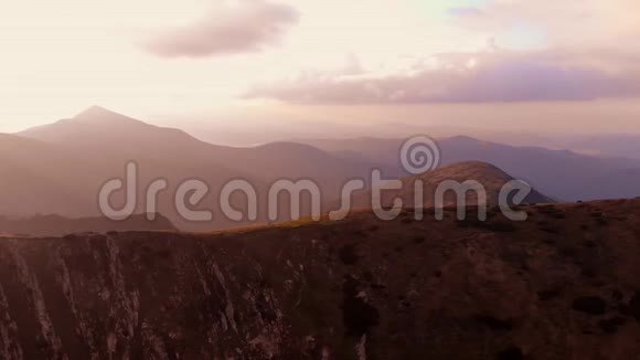 夕阳下的山脉视频的预览图