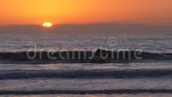在圣克莱门塔圣克莱门塔的橙色粉红色日落与史诗般的光线和太阳耀斑木墩上冲浪视频的预览图