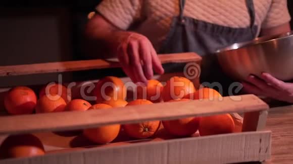 一个人从木箱里取出漂亮的新鲜橘子特写视频的预览图