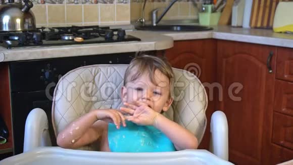 爸爸在厨房喂小男孩粥视频的预览图