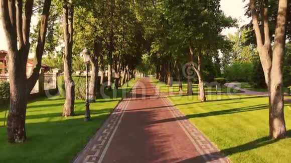 穿过公园里的红色鹅卵石小巷视频的预览图