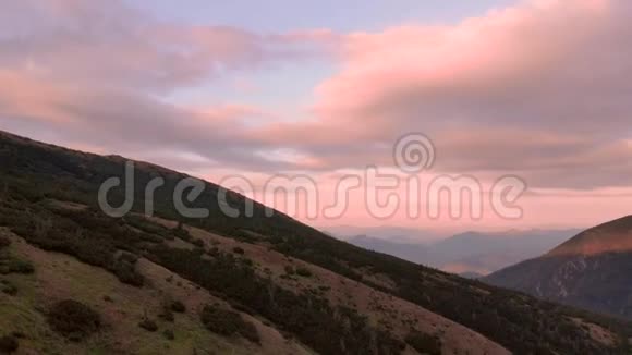 日落时天空美丽的山景视频的预览图