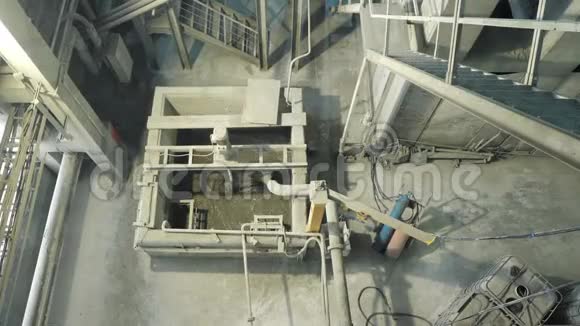 大型工业搅拌机用于将配料混合成液态水泥视频的预览图