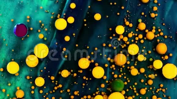 蓝色和黄色的油墨反应形成一个美丽的结构油漆气泡五颜六色的液体墨水五彩背景视频的预览图