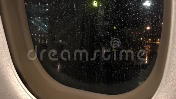 雨滴顺着飞机窗户的玻璃往下流从飞机上看4公里视频的预览图