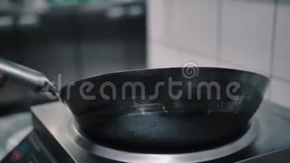 有黄油的炒锅升温视频的预览图