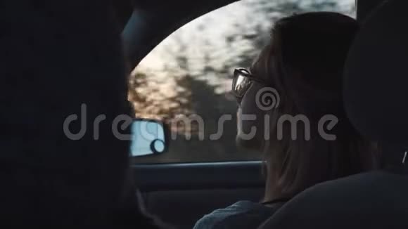 坐在车里看窗外的女孩视频的预览图