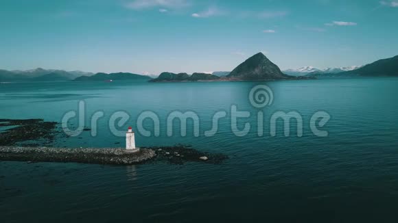 非常缓慢的飞行经过灯塔越过水面向另一个岛屿戈多伊岛上的灯塔霍格斯坦恩更多的奥格R视频的预览图