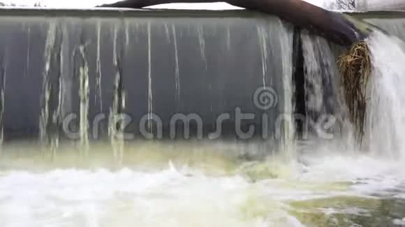 小河上的一个小水坝一个有门槛的瀑布视频的预览图