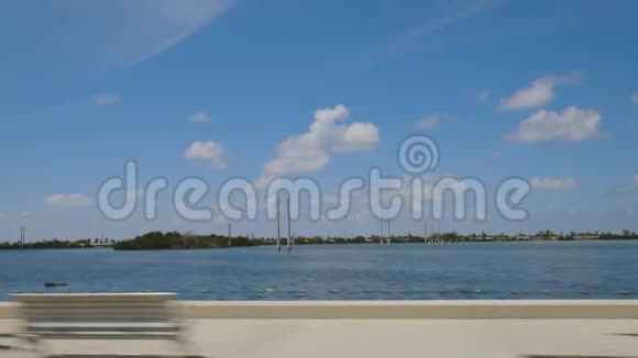 高速公路到达基西佛罗里达蓝天上大西洋废弃老桥和海岸线的景色视频的预览图