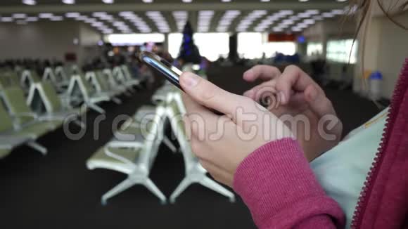 女性手在机场使用智能手机旅行假期和网络概念视频的预览图