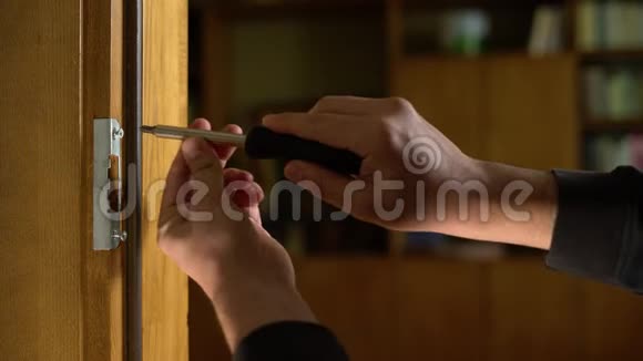 木匠修理门锁安装门把手汉德曼拧紧门铰链修理工的手和一个视频的预览图