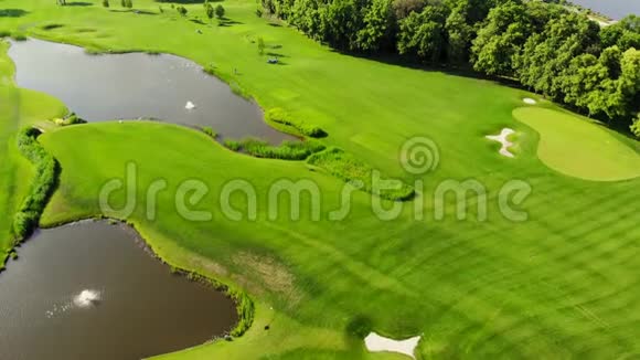 宽绿色高尔夫球场有人工池塘视频的预览图