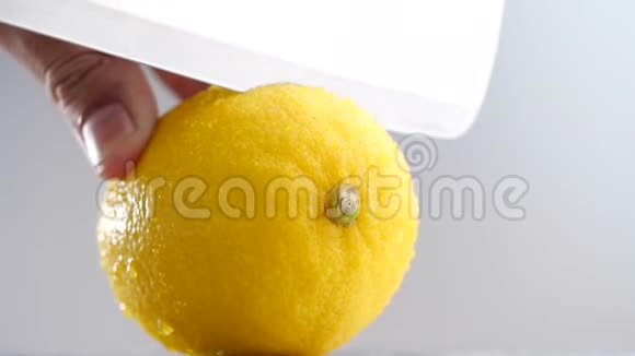 刀切多汁柠檬在4K分辨率的灰色背景上切柠檬视频的预览图