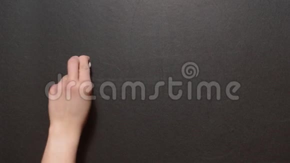和平一只左手用粉红色粉笔在黑板上和平这个词概念粉笔画视频的预览图