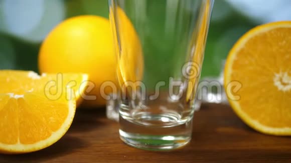 有机鲜橙果汁倒入杯中视频的预览图