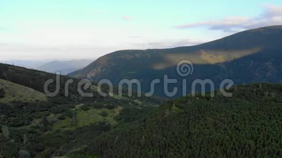 乌克兰喀尔巴阡山脉夏季景观视频的预览图