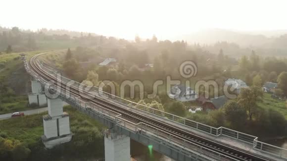 喀尔巴阡山乡村铁路桥风景如画视频的预览图
