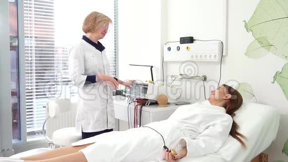 美丽的白种人女孩躺在医院的床上视频的预览图