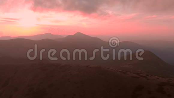 山中雄伟的红色日落的风景视频的预览图